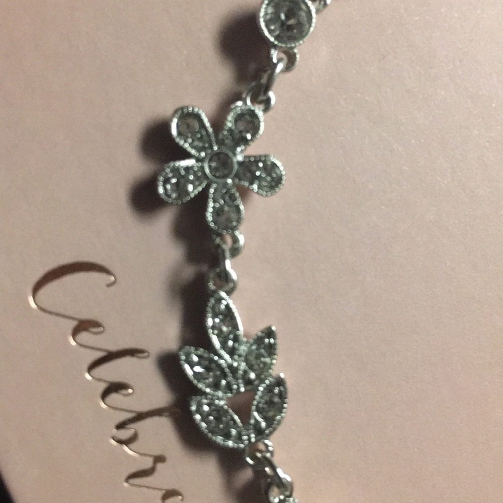 🆕 LC Flower & Leaf Necklace - Picture 3 of 3